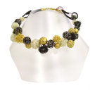 Collier ESCARGOT FLOCON, no 127, de l'artiste Sandrine Giraud, couleur, doré, gris, noir et blanc. Ce bijou marie avec élégance la grâce et l’originalité des lignes.
