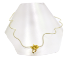 Collier GOUTTE PÉTALE, no 119, de l'artiste Sandrine Giraud, couleur, doré, pétales dorées et perle. Ce bijou modulable, toujours original, marie avec élégance la grâce et l’originalité des lignes.
