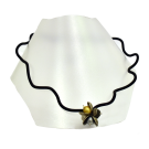 Collier GOUTTE PÉTALE, no 121, de l'artiste Sandrine Giraud, couleur, noir, pétales couleur bronze et perles : dorée, noire, grise. Ce bijou modulable, toujours original, marie avec élégance la grâce et l’originalité des lignes.