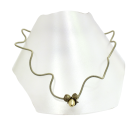 Collier GOUTTE PÉTALE, no 120, de l'artiste Sandrine Giraud, couleur, gris argent, pétales couleur bronze et perle dorée. Ce bijou modulable, toujours original, marie avec élégance la grâce et l’originalité des lignes.