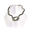 Collier LIANE, no 113, de l'artiste Sandrine Giraud, couleur, noir, gris argent, blanc. Ce bijou modulable, toujours original, marie avec élégance la grâce et l’originalité des lignes.