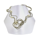 Collier LIANE PERLÉE, no 117, de l'artiste Sandrine Giraud, couleur, gris argent, perles blanches. Ce bijou modulable, toujours original, marie avec élégance la grâce et l’originalité des lignes.