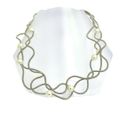 Collier LIANE PERLÉE, no 118, de l'artiste Sandrine Giraud, couleur, gris argent, perles blanches. Ce bijou modulable, toujours original, marie avec élégance la grâce et l’originalité des lignes.