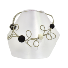 Collier ROSE DES SABLES, no 141, de l'artiste Sandrine Giraud, couleur gris argent, perles blanche et noire. Ce bijou marie avec élégance la grâce et l’originalité des lignes.