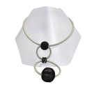 Collier RESSORT DOUBLE ANNEAUX, no 128, de l'artiste Sandrine Giraud, couleur gris argent, noir. Ce bijou marie avec élégance la grâce avec l’originalité des lignes.