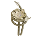 Bague, no 60, de l'artiste Sandrine Giraud, Couleur, argent, gris et perle. Ce bijou marie avec élégance la grâce et l’originalité des lignes.