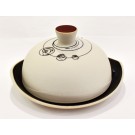 Beurrier (poignée rouge), de l'artiste Elizabeth Hamel, medium : céramique porcelaine blanche, dimension : 3.25 po haut x 6 po de diamètre