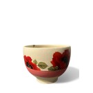 Bol à thé, no 28 (bande orange, fleur rouge), de l'artiste Jane Baronet, Pièce tournée ou fabriquée en grès par moulage, dimension : 2.5 H x 3.5 po