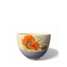 Bol à thé, no 29 (bande bleue, fleur orange), de l'artiste Jane Baronet, Pièce tournée ou fabriquée en grès par moulage, dimension : 2.5 H x 3.5 po