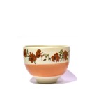 Bol à thé (bande orange pâle, fleurs petits coquelicots), no 3, de l'artiste Jane Baronet, Pièce tournée ou fabriquée en grès par moulage, dimension : 3 po x 2 1/8 po