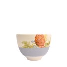 Bol à thé, no 33 (bande bleue, fleur orange-bleue), de l'artiste Jane Baronet, Pièce tournée ou fabriquée en grès par moulage, dimension : 3 H x 3.5 po