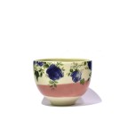 Bol à thé (bande rose, fleurs bleues), no 4, de l'artiste Jane Baronet, Pièce tournée ou fabriquée en grès par moulage, dimension : 3 po x 2 1/8 po