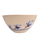Bol repas, no 38, (bande bleue, fleur bleue), de l'artiste Jane Baronet, Pièce tournée ou fabriquée en grès par moulage, dimension : 7.25 po x 3.5 po