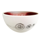 Bol poke (intérieur rouge), de l'artiste Elizabeth Hamel, medium : céramique porcelaine blanche, dimension : 3.5 po haut x 6 po diamètre, pièce vendue à l'unité