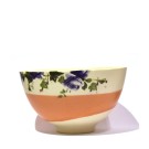 Bol à café (bande orange pâle, fleurs bleues), no 14, de l'artiste Jane Baronet, Pièce tournée ou fabriquée en grès par moulage, dimension : 4.5 po x 2.5 po