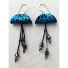 Boucles d'oreilles Méduses, no 11, de l'artiste Molusk, Bijou mode d'inspiration aquatique souple et léger. La matière première : un PVC transparent qui, une fois coloré, doré et imprimé, est totalement métamorphosé.