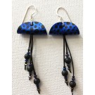 Boucles d'oreilles Méduses, no 13, de l'artiste Molusk, Bijou mode d'inspiration aquatique souple et léger. La matière première : un PVC transparent qui, une fois coloré, doré et imprimé, est totalement métamorphosé.