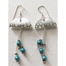 Boucles d'oreilles Méduses, no 14, de l'artiste Molusk, Bijou mode d'inspiration aquatique souple et léger. La matière première : un PVC transparent qui, une fois coloré, doré et imprimé, est totalement métamorphosé.