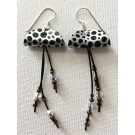 Boucles d'oreilles Méduses, no 15, de l'artiste Molusk, Bijou mode d'inspiration aquatique souple et léger. La matière première : un PVC transparent qui, une fois coloré, doré et imprimé, est totalement métamorphosé.