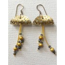 Boucles d'oreilles Méduses, no 28, de l'artiste Molusk, Bijou mode d'inspiration aquatique souple et léger. La matière première : un PVC transparent qui, une fois coloré, doré et imprimé, est totalement métamorphosé.