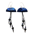 Boucles d'oreilles Méduses, no 13, de l'artiste Molusk, Bijou mode d'inspiration aquatique souple et léger. La matière première : un PVC transparent qui, une fois coloré, doré et imprimé, est totalement métamorphosé.