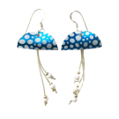 Boucles d'oreilles Méduses, no 21, de l'artiste Molusk, Bijou mode d'inspiration aquatique souple et léger. La matière première : un PVC transparent qui, une fois coloré, doré et imprimé, est totalement métamorphosé.