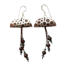 Boucles d'oreilles Méduses, no 25, de l'artiste Molusk, Bijou mode d'inspiration aquatique souple et léger. La matière première : un PVC transparent qui, une fois coloré, doré et imprimé, est totalement métamorphosé.