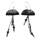 Boucles d'oreilles Méduses, no 27, de l'artiste Molusk, Bijou mode d'inspiration aquatique souple et léger. La matière première : un PVC transparent qui, une fois coloré, doré et imprimé, est totalement métamorphosé.