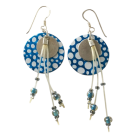 Boucles d'oreilles Ronde Fil, no 7, de l'artiste Molusk, Bijou d'inspiration aquatique souple et léger. La matière première : un PVC transparent qui, une fois coloré, doré et imprimé, est totalement métamorphosé.