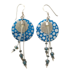 Boucles d'oreilles Ronde Fil, no 8, de l'artiste Molusk, Bijou d'inspiration aquatique souple et léger. La matière première : un PVC transparent qui, une fois coloré, doré et imprimé, est totalement métamorphosé.
