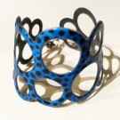 Bracelet Bulles (bleu, pois noirs), no 46, Molusk, Longueur 6.75 pouces, Bijou aquatique souple et léger fait de PVC coloré qui épouse la forme du corps à la manière d’un tatouage, vue 1