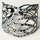 Bracelet Entrelac (gris argent, pois noirs), no 17, de l'artiste Molusk, Longueur 6.5 pouces, Bijou aquatique souple et léger fait de PVC coloré qui épouse la forme du corps à la manière d’un tatouage, vue 3