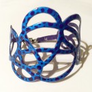 Bracelet Gribouilli (bleu, pois bleu foncé), no 38, de l'artiste Molusk, Longueur 6.5 pouces, Bijou d'inspiration aquatique souple et léger fait de PVC coloré qui épouse la forme du corps à la manière d’un tatouage