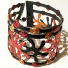 Bracelet Multi-Algues (noir et corail), no 33, de l'artiste Molusk, Longueur 6.75 pouces, Bijou d'inspiration aquatique souple et léger fait de PVC coloré qui épouse la forme du corps à la manière d’un tatouage