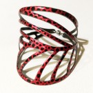 Bracelet Peuplier (rouge, pois noirs), no 36, de l'artiste Molusk, Longueur 6.75 pouces, Bijou d'inspiration aquatique souple et léger fait de PVC coloré qui épouse la forme du corps à la manière d’un tatouage