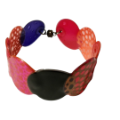 Bracelet 1 rang (multi-rouge), no 16, Molusk, Longueur 6.5 pouces, Bijou aquatique souple et léger fait de PVC coloré qui épouse la forme du corps à la manière d’un tatouage