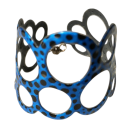 Bracelet Bulles (bleu, pois noirs), no 46, Molusk, Longueur 6.75 pouces, Bijou aquatique souple et léger fait de PVC coloré qui épouse la forme du corps à la manière d’un tatouage
