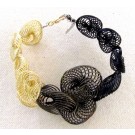 Bracelet ESCARGOT, no 58, de l'artiste Sandrine Giraud, Ce bijou marie avec élégance la grâce et l’originalité des lignes résolument contemporaines. longueur de 8 pouces