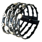 Bracelet Multi-pois 5 rangs (noir, pois multi noir, blanc, or), no 37, de l'artiste Molusk, Longueur 7.0 pouces, Bijou d'inspiration aquatique souple et léger fait de PVC coloré qui épouse la forme du corps à la manière d’un tatouage