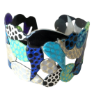 Bracelet O-douce (multi noir, bleus, blanc, or), no 21, de l'artiste Molusk, Longueur 7.5 pouces, Bijou d'inspiration aquatique souple et léger fait de PVC coloré qui épouse la forme du corps à la manière d’un tatouage