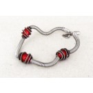 Bracelet PERLES EN CAGE, no 70, de l'artiste Sandrine Giraud, Ce bijou marie avec élégance la grâce et l’originalité des lignes résolument contemporaines. longueur de 8 pouces