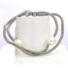 Bracelet SATELLITE FIN, no 82, de l'artiste Sandrine Giraud. Couleur gris argent et perles blanches. Ce bijou marie avec élégance la grâce et l’originalité des lignes.