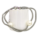 Bracelet SATELLITE FIN, no 82, de l'artiste Sandrine Giraud. Couleur gris argent et perles blanches. Ce bijou marie avec élégance la grâce et l’originalité des lignes.