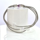 Bracelet SATELLITE FIN, no 76, de l'artiste Sandrine Giraud. Couleur gris argent et perles transparentes. Ce bijou marie avec élégance la grâce et l’originalité des lignes.