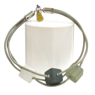 Bracelet TUBE CUBE, no 83, de l'artiste Sandrine Giraud. Couleur gris argent et cubes blanc-gris foncé-olive. Ce bijou marie avec élégance la grâce et l’originalité des lignes.