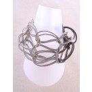 Bracelet TWIST argent, no 66, de l'artiste Sandrine Giraud, Ce bijou marie avec élégance la grâce et l’originalité des lignes résolument contemporaines. 