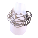 Bracelet TWIST argent, no 66, de l'artiste Sandrine Giraud, Ce bijou marie avec élégance la grâce et l’originalité des lignes résolument contemporaines. 