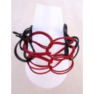 Bracelet TWIST noir et rouge, no 65, de l'artiste Sandrine Giraud, Ce bijou marie avec élégance la grâce et l’originalité des lignes résolument contemporaines.