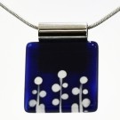 Collier carré 1 pouce, no 13, de l'artiste Azurine, Peint à la main, Chaîne 18 po en acier inoxydable, Matière première : verre, cuisson au four