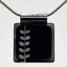 Collier carré 1 pouce, no 14, de l'artiste Azurine, Peint à la main, Chaîne 18 po en acier inoxydable, Matière première : verre, cuisson au four